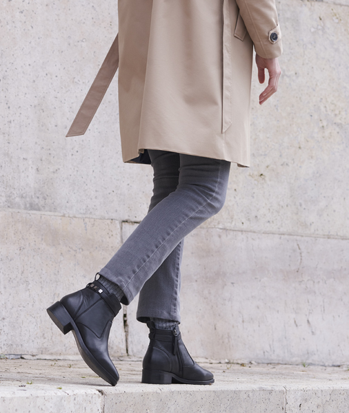 Flat Low-heeled ankle boots